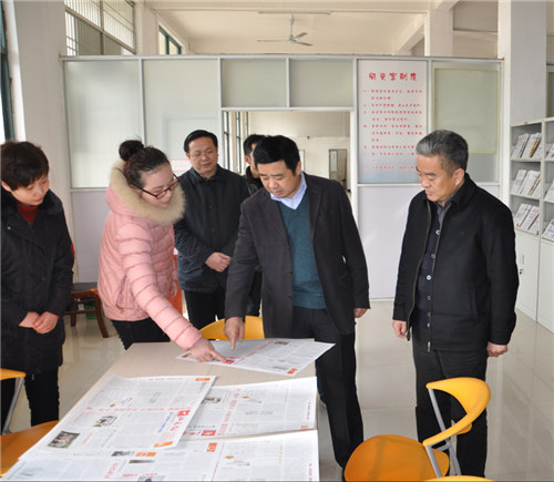 阜阳市委常委、组织部长余向东（右二）在阜南县视察企业