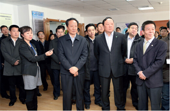 p7-宁夏回族自治区党委书记李建华一行深入开发区调研，听取汇报。