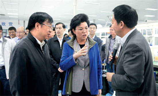 p14-宁夏回族自治区主席刘慧（中）在开发区企业调研