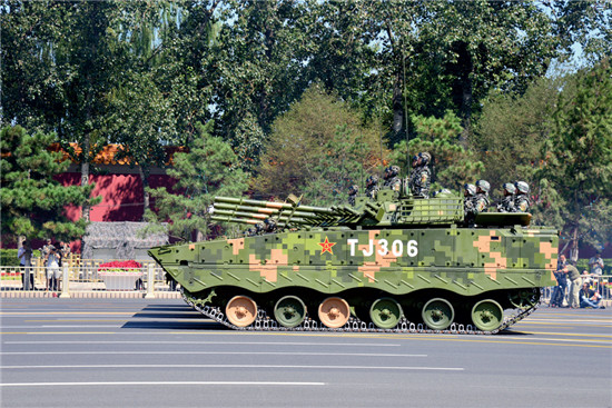 99A 型坦克方队。该坦克由中国兵器工业集团公司研制生产，号称“陆战之王”，这是该坦克第一次在国内登场。CFP