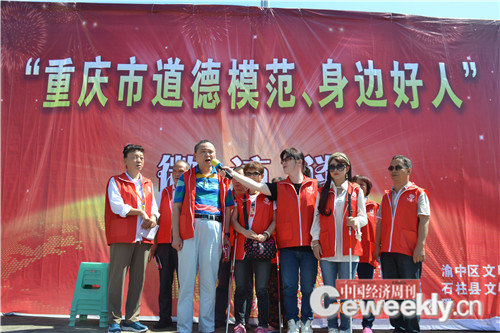 “爱之光”志愿者服务队在重庆石柱第四小学为学生演唱《明天会更好》  张晓峰摄