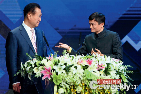 p34 图为2013年12月12日，王健林与马云作为颁奖嘉宾共同出席由央视财经频道主办的第十四届中国经济年度人物颁奖典礼。《中国经济周刊》 资料库
