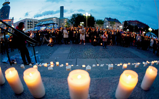 p66 当地时间2015年9月14日，瑞典斯德哥尔摩，民众举行烛光集会声援涌入欧洲避难的移民。CFP