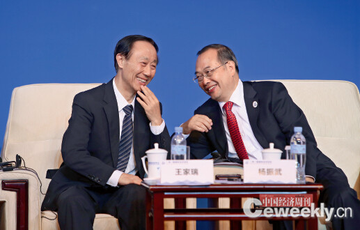 全国政协副主席、中联部部长王家瑞与人民日报社社长杨振武在论坛开幕式上亲切交谈。