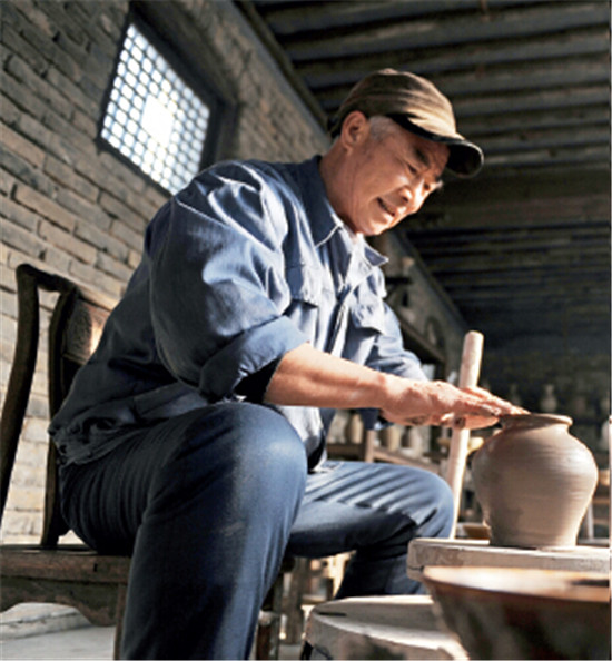 p29-4+淮南老艺人在八公山天宝双遗文化园制作寿州窑仿品。