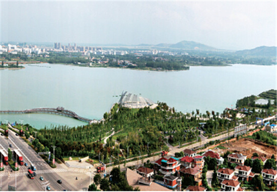 p48-3 蚌埠——城中湖泊龙子湖与淮水紧密相连