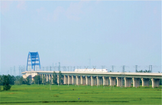 p53-1京福高铁淮南段暨淮南东站建成通车，商杭高铁途经淮南并设站，到上海、北京、福州仅需4 小时的行程。