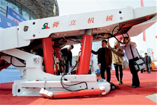 p86-4 安徽省煤机装备在（淮南）产需对接会上展示。