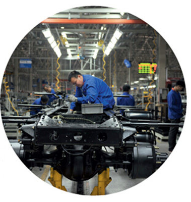 p86-1 淮南经济技术开发区内，陕汽重卡淮南新能源汽车进行组装。