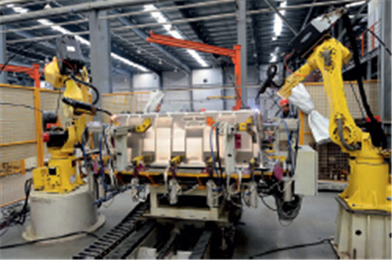 p87-2 淮南日芯光伏科技有限公司工人操作自动化模组生产。