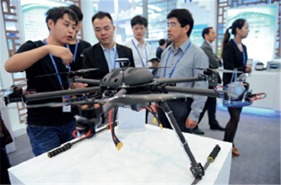 p87-3 淮南联合大学研制的无人飞机亮相深圳高交会。