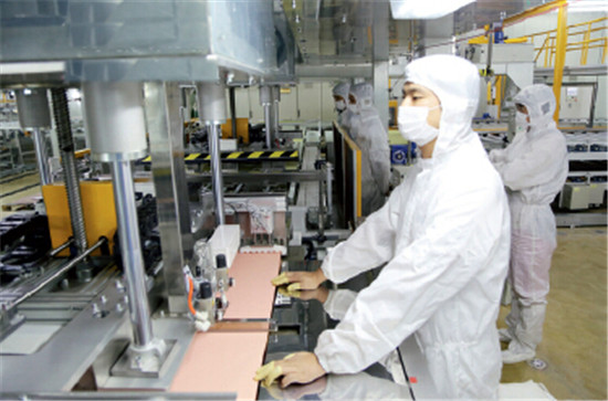 p96-1明光瑞智科技电子有限公司，工人正在紧张地生产铜箔基板。