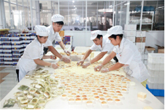 p96-3明光产业园区员工在分装已生产好的月饼。
