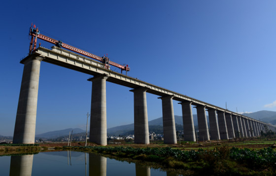 p42目前泛亚铁路西线云南境内段建设正全面加速推进。图为施工人员在其中一特大桥上进行架梁。中新社