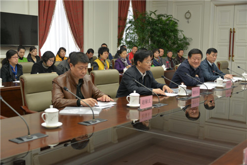 黑龙江省机关局巡视员赵长山（左二）向验收组做汇报