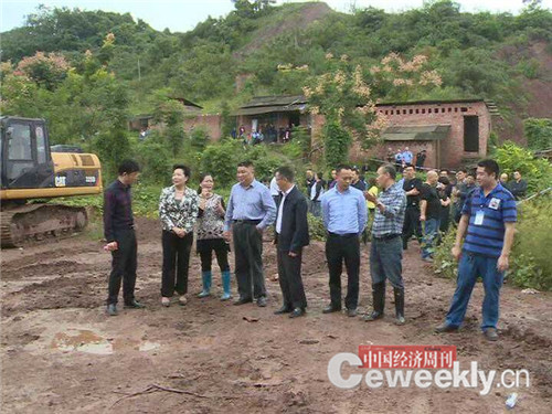 政府工作人员在拆迁现场进行法律宣传   张晓峰摄
