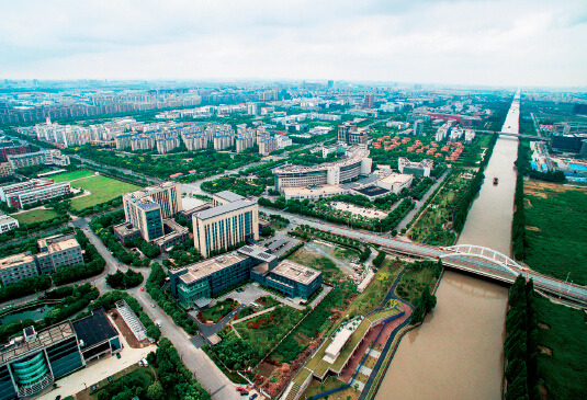p62-1 2015 年10 月，在上海浦东举行的首届“张江论坛·中国制造开放式科技创新峰会”上，飞天众智平台正式上线。左图为张江高科技园区全景。IC