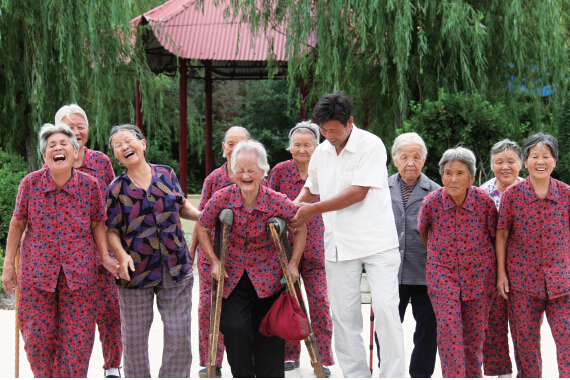 p63 生活在龙居镇雷家坡村德孝文化苑的老人们笑逐颜开