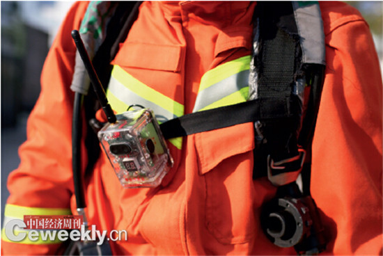 p49-2 呼救器（右上图）用于定位和跟踪在火场的消防员，当消防员静止时间超过30 秒时，呼救器自动发出预报警信号。