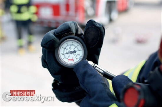 p49-1 一系列消防装备协助消防员工作。空气呼吸器余量仅剩3 ～ 5 分钟时，余压警报（左上图）会报警，让消防员逃生。
