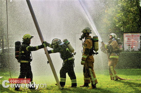 p50-2 消防大比武项目之“沿15 米金属拉梯灭火进攻操”，训练消防员登高灭火救援。