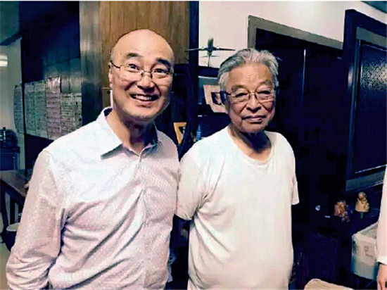 p84 作者（左）于今年中秋节时拜访褚时健先生。