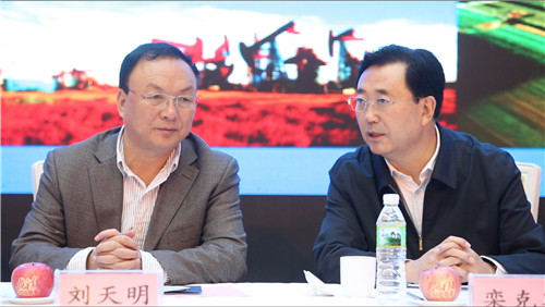 3、甘肃省委副秘书长、省政府驻北京办事处主任刘天明（左）与庆阳市委书记栾克军（右）