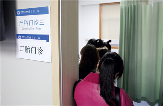 p48-1 11月7日，陕西西安，在医院产科门诊专设的“二胎门诊”里，10多位孕妈正在就诊咨询。
