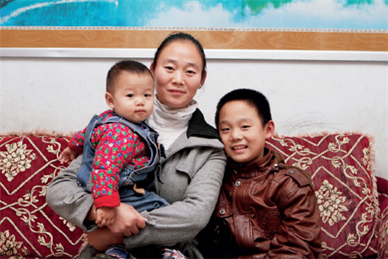 p49-1 山西省翼城中卫乡，母亲陈爱华和她的两个孩子。1985年，国家特批在山西省翼城县试点二胎晚育理论 。经过30年的试点，这里的人口增长率低于全国水平，各项人口指标均优于全国水平。