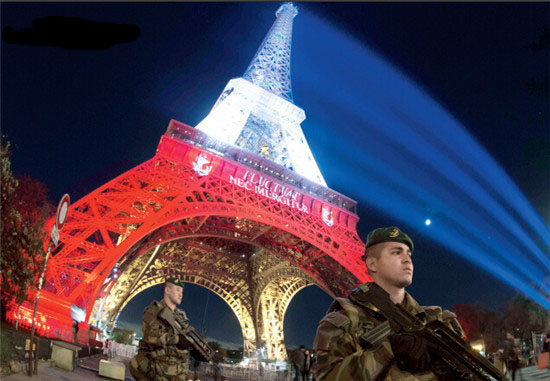 P72 为哀悼巴黎恐怖袭击的遇难者，埃菲尔铁塔被象征法国的蓝、白、红三色灯光照亮。CFP
