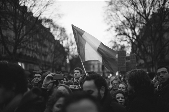 p73-1 巴黎民众走上街头悼念遇难者并抗议恐怖主义暴行。王小龙 摄
