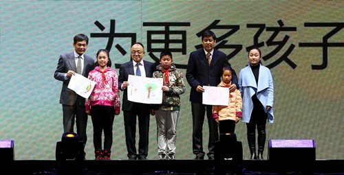 师生代表赠与中国青少年发展基金会秘书长涂猛先生、中国电信集团公司副总经理高同庆先生、三星大中华区移动通信部总裁王彤先生自制礼物
