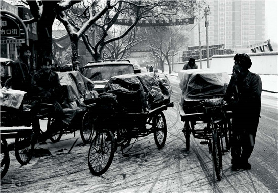 p47-2 2002 年12 月 北京一周内大雪连小雪，气温骤降，平房居民取暖用煤量大增，送煤工忙了起来。他们说，雪天生意好得很，比平常多挣一倍还多。