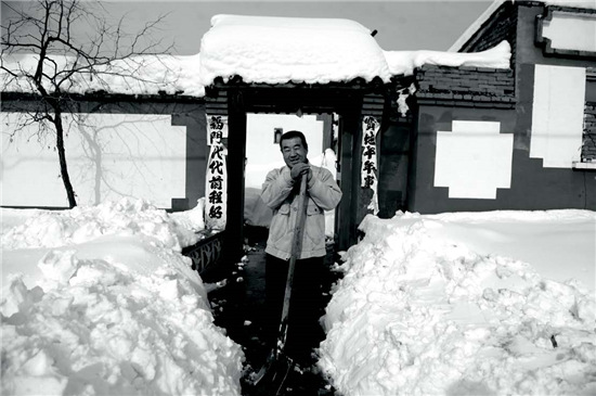 p49-1 2012 年11 月5 日延庆县遭遇1960年以来的最大降雪。全县57 个村供电中断，7000 余户居民正常生活受到影响。