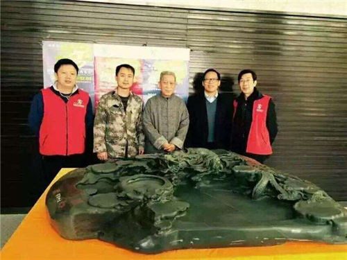 5湖湘溪砚刘锡忠董事长把一吨半重的砚台捐给了娄底美术馆