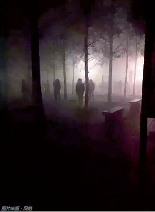 P44—1“这不是《寂静岭》（美国恐怖电影），这是朝阳公园里的广场舞。”12 月1 日， 这张照片被微信朋友圈疯狂刷屏。
