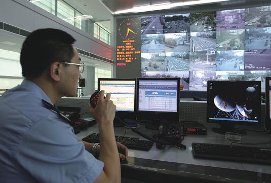3、合肥市公安局交警支队交通指挥中心，值班交警正在显示屏幕前指挥车辆快速通行。