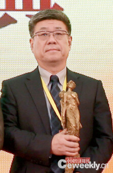 p078 领奖人：中国航空工业集团公司副总经理、CIO 张新国