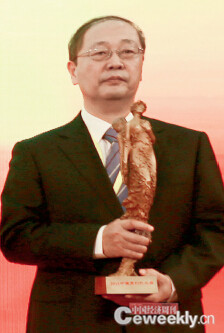 p082 领奖人：中国航天科工集团副总经理、党组成员魏毅寅
