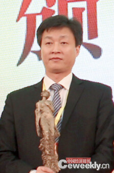 p084 领奖人：大连融科储能技术发展有限公司董事长兼总经理刘延辉