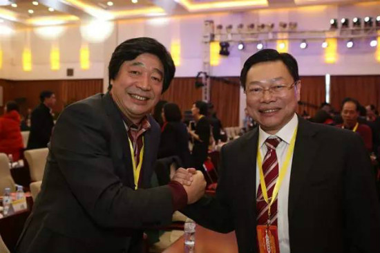 钮文新先生（左一）与广东百业投资集团有限公司董事长钟期（右一）在论坛现场喜相逢。