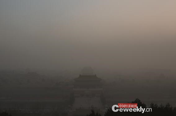 P51-1 2015 年岁末，北方地区雾霾频发，治理污染、保卫 呼吸再度成为大家关注的焦点之一。图为2015年11 月底，雾霾笼罩下的北京故宫。《中国经济周刊 》记者肖翊摄