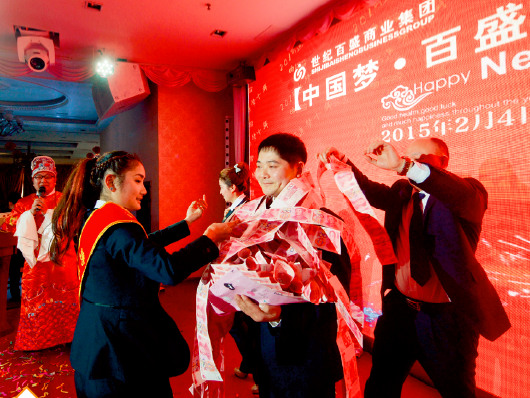 p51-2 2015 年2 月4 日，成都，某公司将现金折成花环和围巾发给得奖员工。