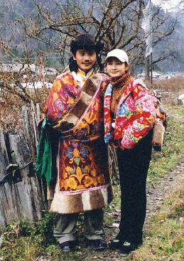 p6-2005 年，亚妮走进西藏拍摄藏文化系列《大山的儿子》，采访歌手容中尔甲。