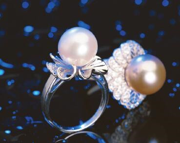 p14—珍珠行业大胆的突破设计尺度，将珍珠与各种彩色宝石、钻石、彩金互相搭配，让女性在日常生活中都能以珍珠作为点缀。