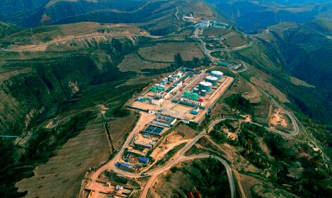 p57-2013 年，长庆油田年产油气当量突破5000 万吨，在祖国西部建起了一座石油天然气能源基地。