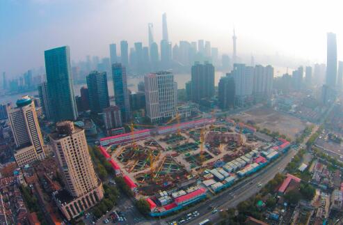 p74-2015年10月27日，上海最高“双子楼”——虹口区北外滩星港国际中心工程已完成主楼地下室结构建设，开始跃出地面，正式启动大厦的上部建筑施工。CFP