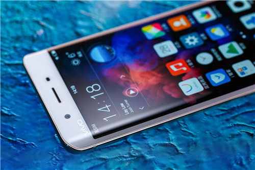XPLAY5双曲面屏、全金属机身