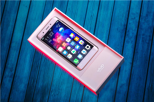 XPLAY5有金色和粉色两种配色