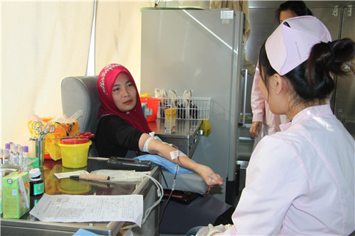 献血的穆斯林妇女